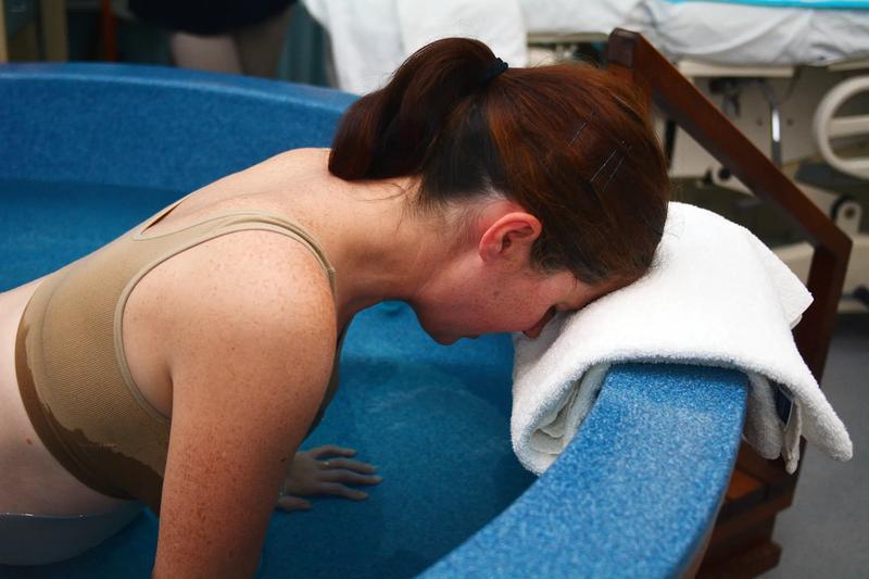 Poród w wodzie czy poród w domu – co wybrać dla swojego komfortu?