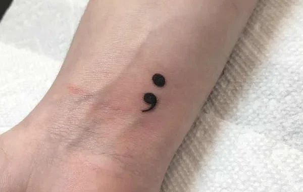 Tajemnice tatuażu średnik na nadgarstku – co warto wiedzieć?