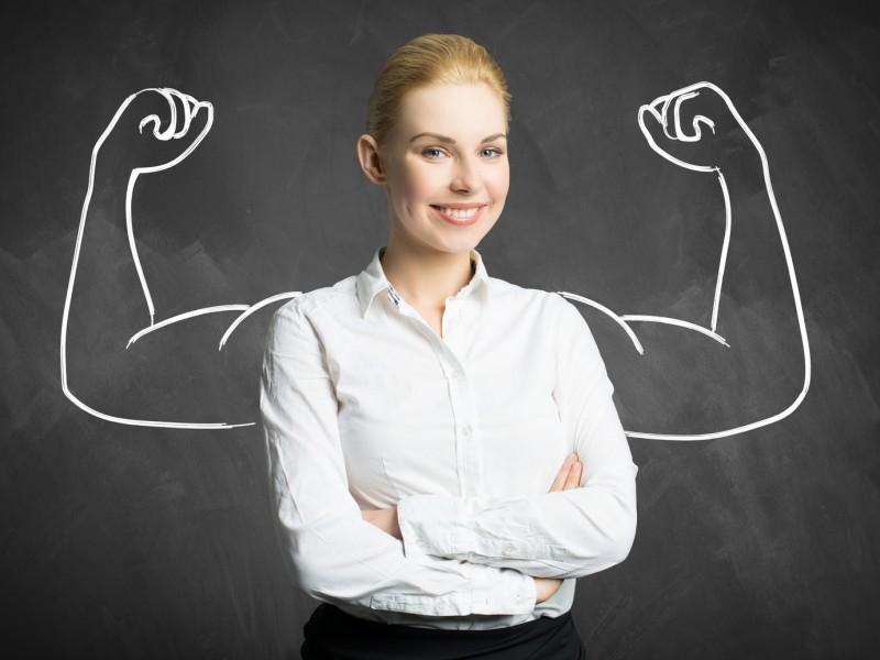 Gdy facet czuje się zbyt pewny siebie – co to naprawdę oznacza dla relacji?