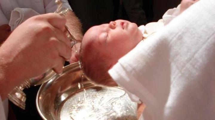 Kiedy najlepiej ochrzcić dziecko według nauk Kościoła?