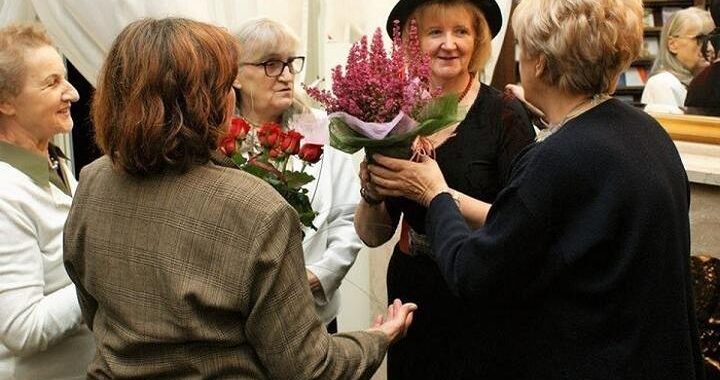 Najlepsze wierszyki i powiedzonka na miły piątek – życzenia pełne radości