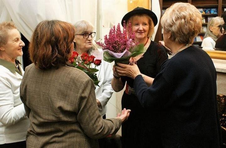 Najlepsze wierszyki i powiedzonka na miły piątek – życzenia pełne radości