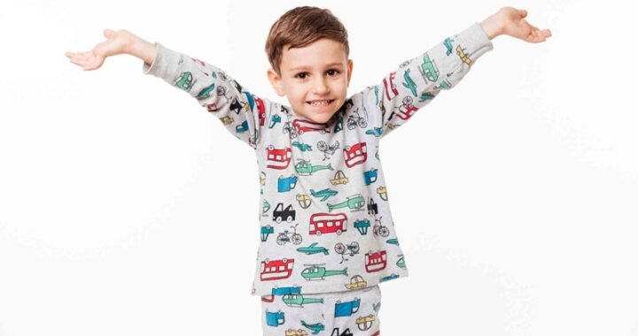 Piżamka dla malucha: klucz do krainy snów i samodzielności