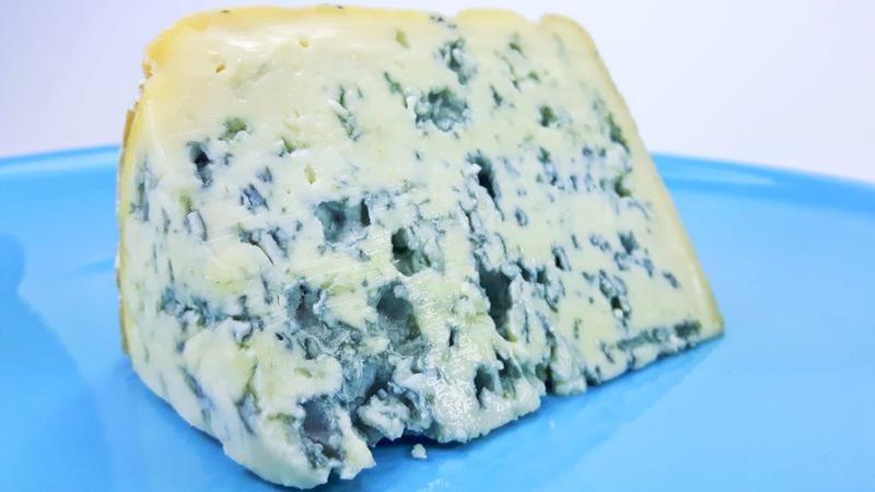 Czy dziecko może jeść ser pleśniowy? Sprawdź, jakie są zalety i zagrożenia