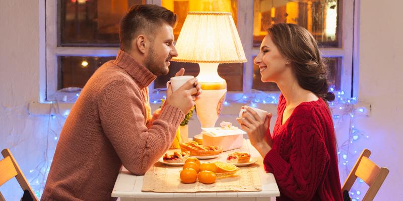 Pierwsza randka: Jak przywitać się z dziewczyną lub chłopakiem, by zrobić dobre wrażenie?
