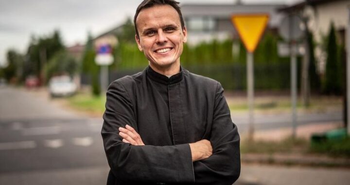 Ksiądz z osiedla: kim jest znany youtuber, ile ma lat i co kryje jego życie prywatne?
