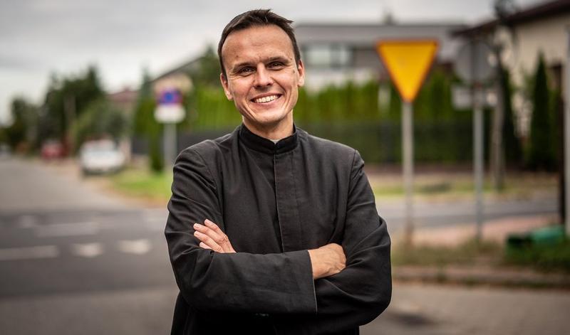 Ksiądz z osiedla: kim jest znany youtuber, ile ma lat i co kryje jego życie prywatne?