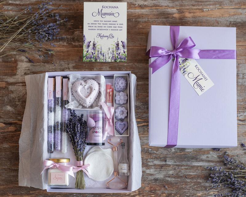 Zachwyć swoją mamę: najlepsze pomysły na prezent pod choinkę, które sprawią radość