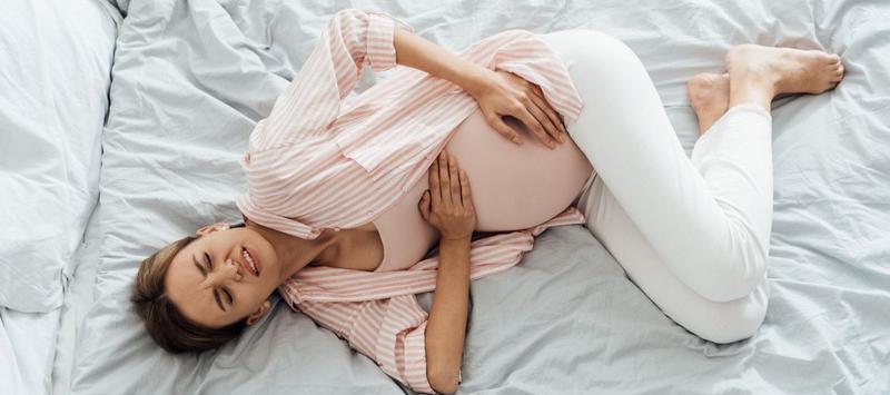 Klucie w prawym boku w ciąży – kiedy warto się niepokoić?