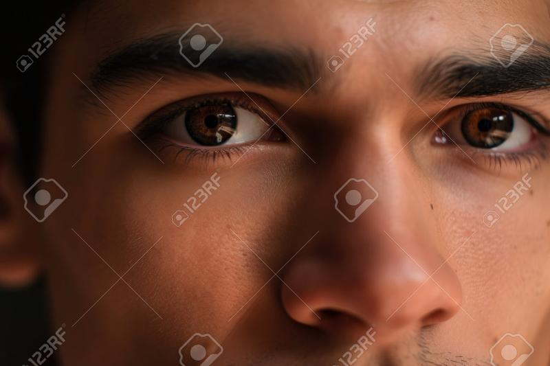 Co mówią jego oczy? Odkryj różne rodzaje spojrzeń mężczyzny i ich znaczenie