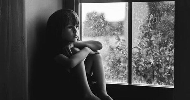 Dlaczego facet udaje, że mu nie zależy? Najczęstsze przyczyny tego zachowania