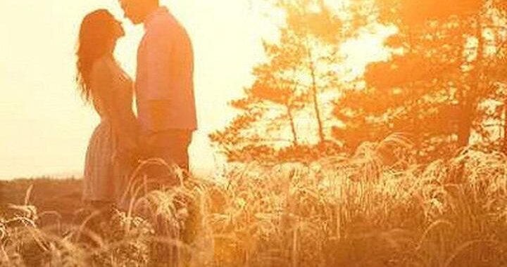 Jak rozpoznać, że mężczyzna jest zakochany, mimo że stara się to ukryć?