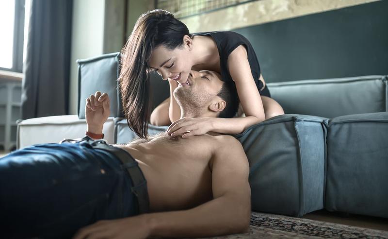 Jak urozmaicić intymne chwile: dirty talking – co mówić podczas stosunku?