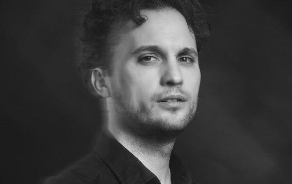 Janek Traczyk: kim jest znany aktor z „Twoja Twarz Brzmi Znajomo” i „Voice of Poland”? Jego wiek, dziewczyna i rodzina w jednym miejscu!