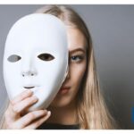 Kiedy facet udaje kogoś, kim nie jest – co to mówi o jego charakterze?