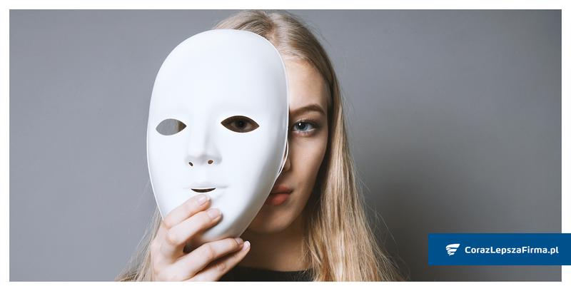 Kiedy facet udaje kogoś, kim nie jest – co to mówi o jego charakterze?