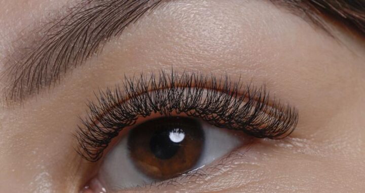 Rzęsy w ciąży – na co zwrócić uwagę, zanim zdecydujesz się na zabieg?