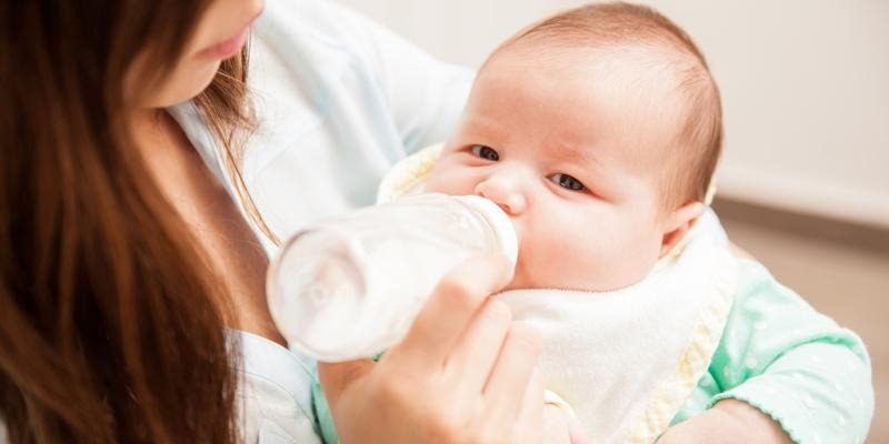 Dopajanie niemowlaka podczas karmienia piersią — kiedy warto i jak bezpiecznie postępować