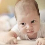 Drugi miesiąc życia niemowlaka – rozwój, sen i codzienna opieka