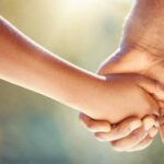 Jak mężczyzna okazuje miłość? 7 sygnałów, które wiele mówią