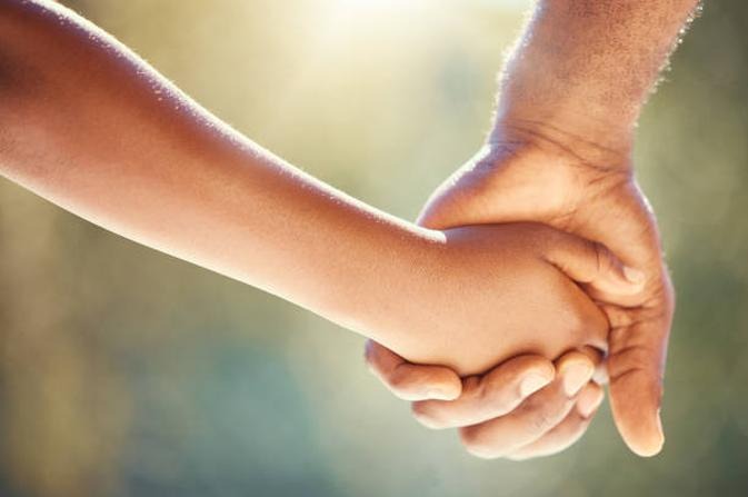 Jak mężczyzna okazuje miłość? 7 sygnałów, które wiele mówią