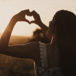 Zakochana kobieta — jak poznać, że cię kocha? 7 pewnych sygnałów