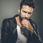 Kiedy facet kocha skrycie? 9 sygnałów, że ukrywa uczucia