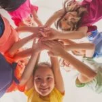 Kreatywne zabawy integracyjne dla dzieci – 15 prostych pomysłów na zgraną grupę