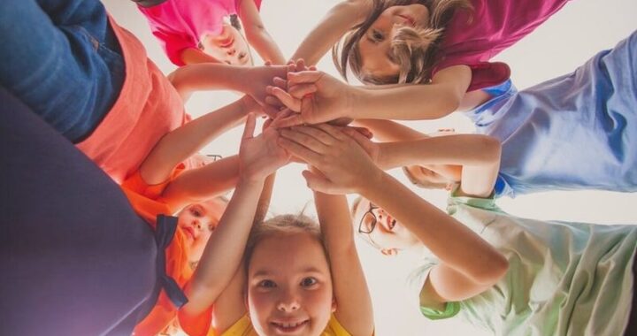 Kreatywne zabawy integracyjne dla dzieci – 15 prostych pomysłów na zgraną grupę