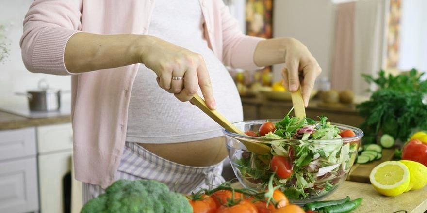 Czego nie jeść w ciąży? Lista produktów zakazanych i bezpieczne zamienniki