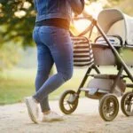 Pierwsze wyjście z noworodkiem – kiedy i jak przygotować dziecko
