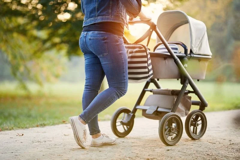 Pierwsze wyjście z noworodkiem – kiedy i jak przygotować dziecko